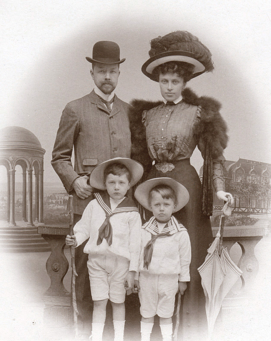 Conrad, Jeanne, Egon, Alexis von Vietinghoff in Wiesbaden (1909?)