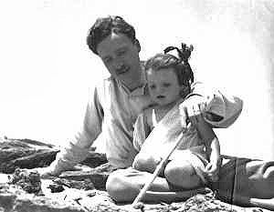 Egon von Vietinghoff mit Tochter Jeanne am Strand