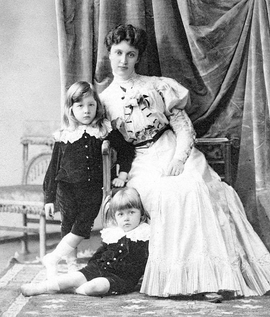 Jeanne v. Vietinghoff mit Egon und Alexis