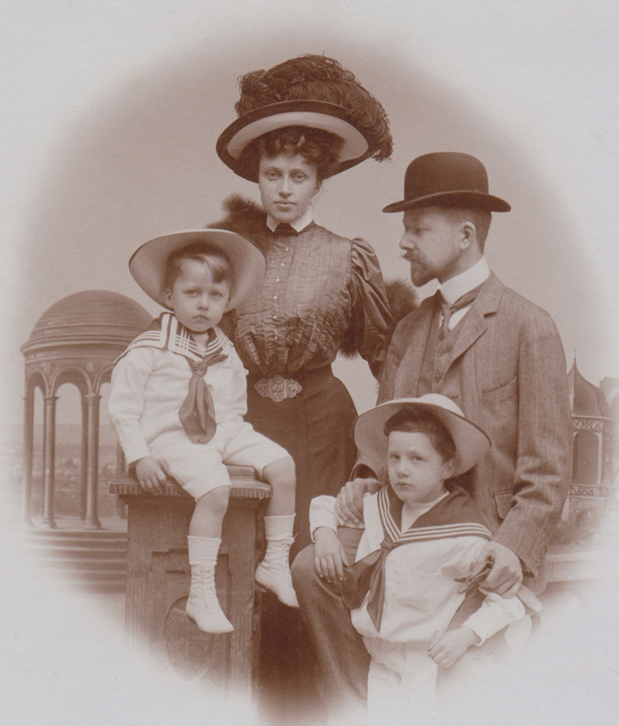 Jeanne, Conrad, Egon, Alexis von Vietinghoff, Wiesbaden (1909?)