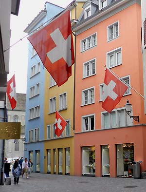 Zurich, vieille ville, drapeau suisse 