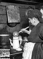 Mère Rosalie avec sa cafetière (Parisienne de photographie, vers 1920)