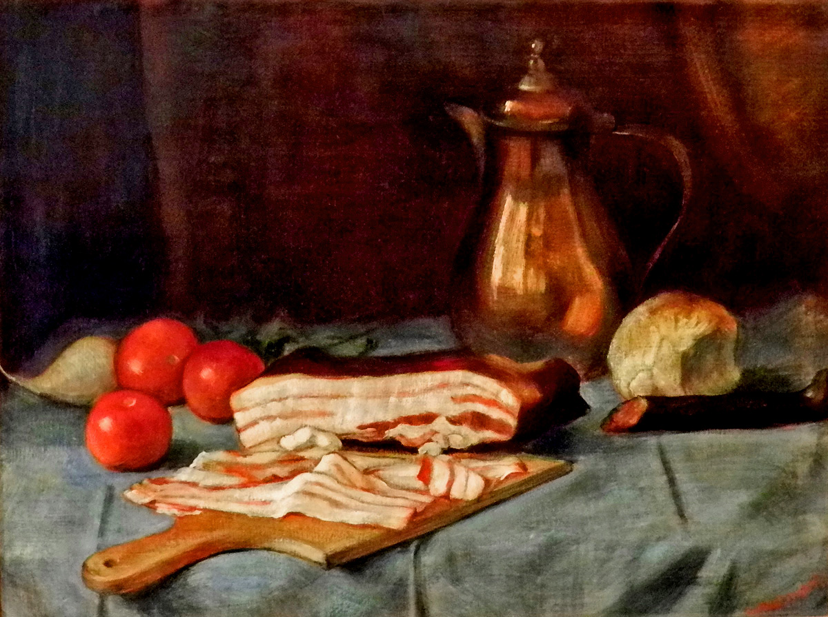 Speck, Wurst, Brot und Gemüse mit Kupferkanne auf blauem Tuch